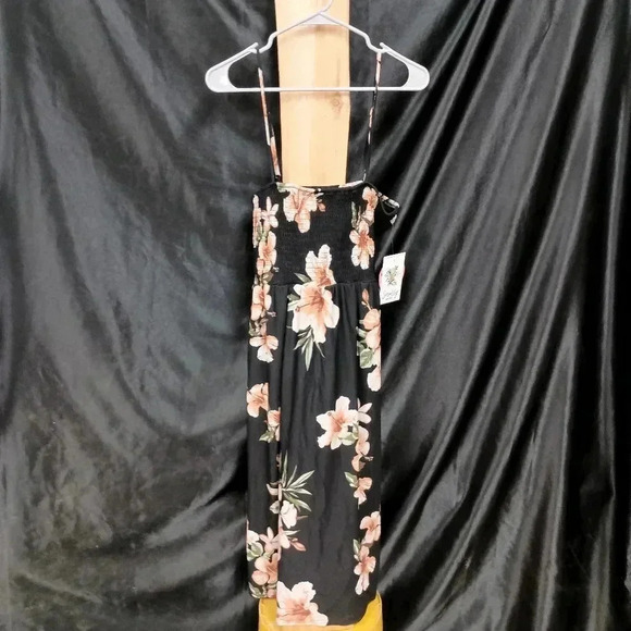 Beautiful Black Hibiscus Floral Maxi Dress - Picture 1 of 9